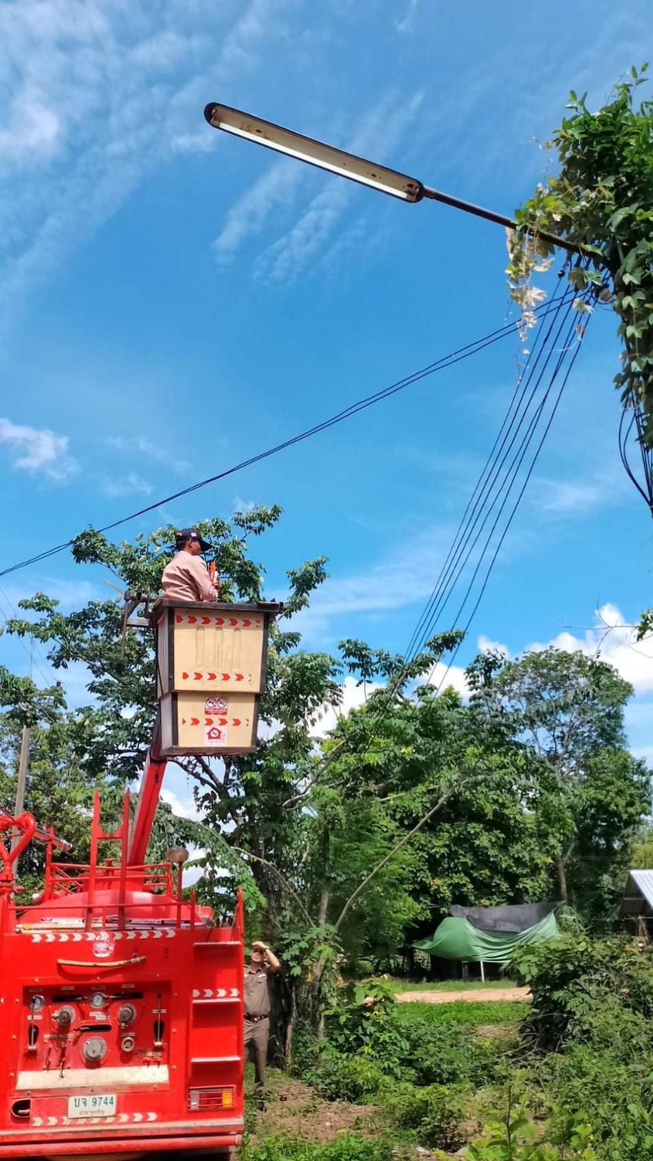 ซ่อมแซมไฟฟ้าสาธารณะภายในหมู่บ้านในเขตพื้นที่ตำบลสร้างนกทา 