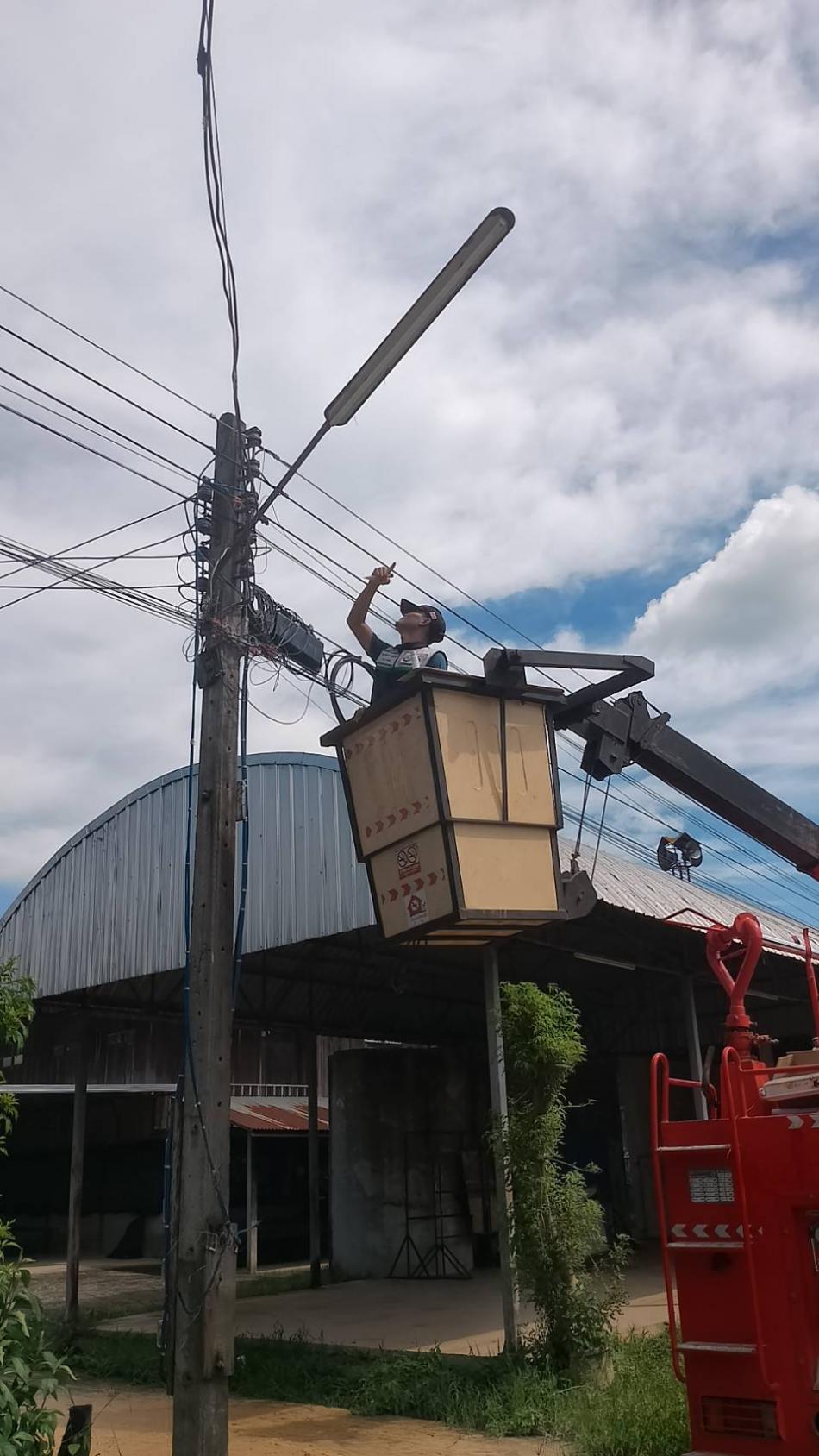 ซ่อมแซมไฟฟ้าสาธารณะภายในหมู่บ้านในเขตพื้นที่ตำบลสร้างนกทา 