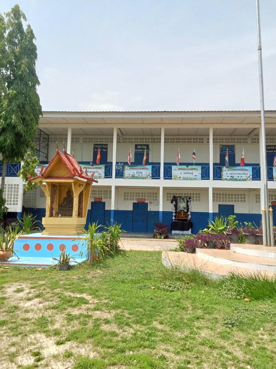 อกปฏิบัติงานตัดกิ่งไม้ภายในโรงเรียนขามนาเพียงโคกยาว ตำบลสร้างนกทา อำเภอเมืองอำนาจเจริญ จังหวัดอำนาจเจริญ