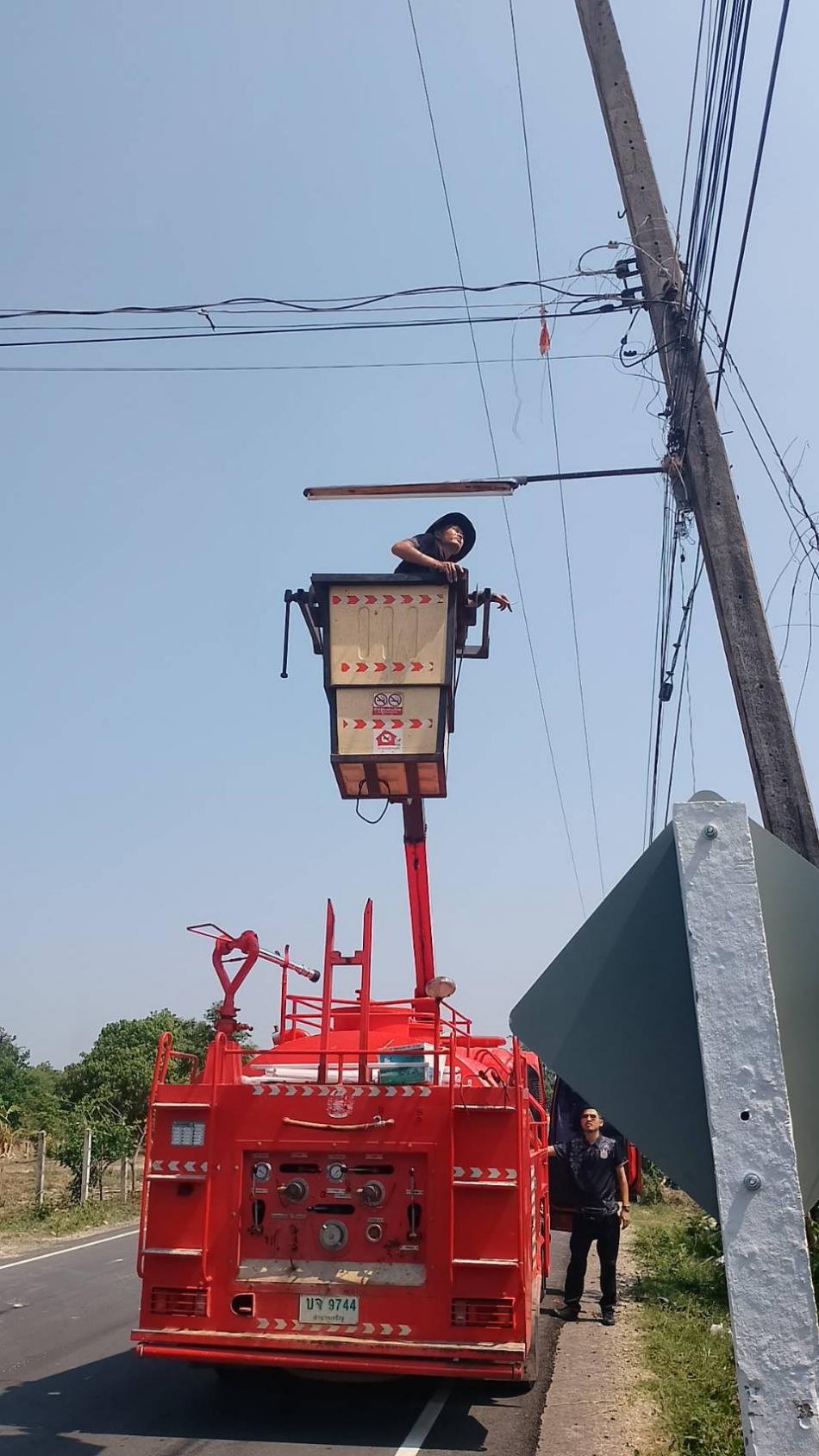 ซ่อมแซมไฟฟ้าสาธารณะภายในหมู่บ้าน 