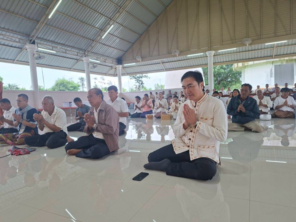 โครงการ"นายอำเภอ พานุ่งผ้าไทย ใส่บาตรปันสุข ทุกวันพระ" ณ วัดบ้านดอนหวาย หมู่ที่ 9 ตำบลสร้างนกทา อำเภอเมืองอำนาจเจริญ จังหวัดอำนาจเจริญ 