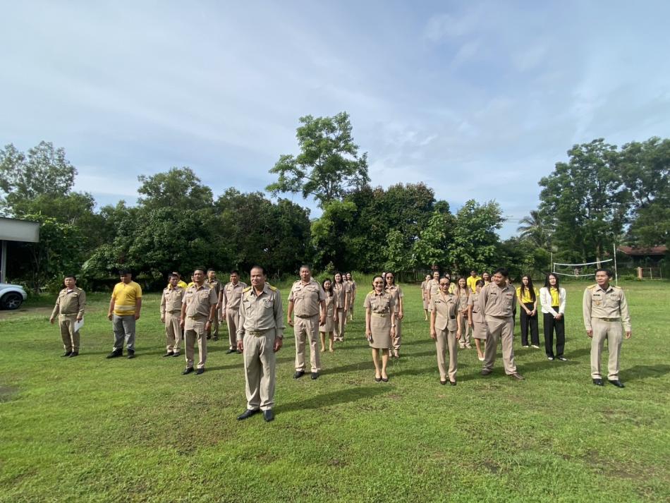 กิจกรรมเข้าแถวเคารพธงชาติประจำเดือน กรกฎาคม และประชุมประจำเดือนเพื่อมอบนโยบายในการปฏิบัติงาน แก่พนักงานองค์การบริหารส่วนตำบลสร้างนกทา 